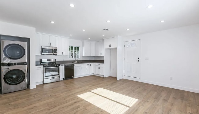 Photo - 15812 Chatsworth St