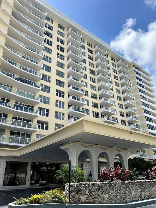 Photo - 5600 Collins Ave Unidad 15V