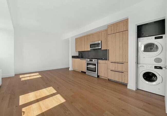 Living Room - 4202 Crescent St Unidad 17D