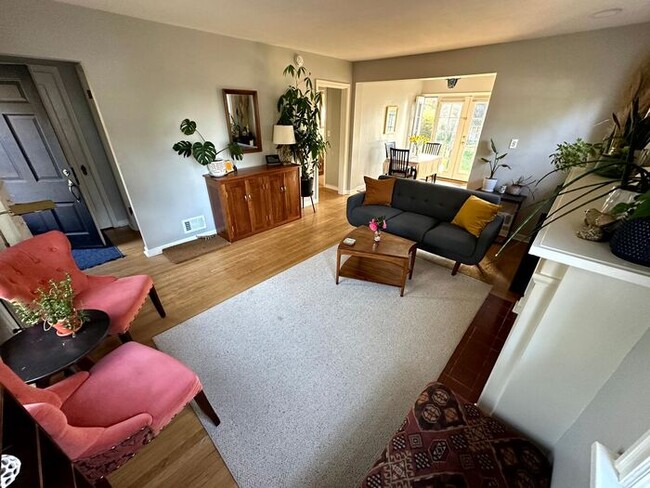 Photo - Charming Fully Furnished Bungalow Rental with Modern Amenities in Roseway!