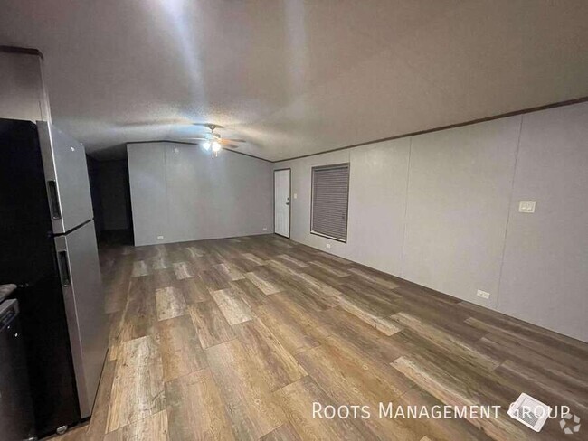 Building Photo - 3 Bed 2 Bath Home Available for Lease at L... Unit 230