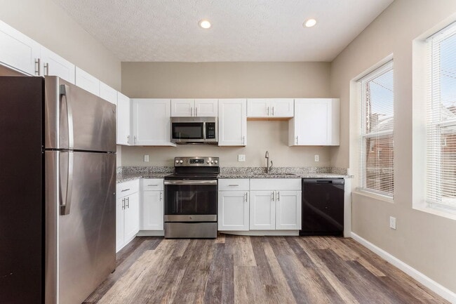 Building Photo - 1363 Summit St