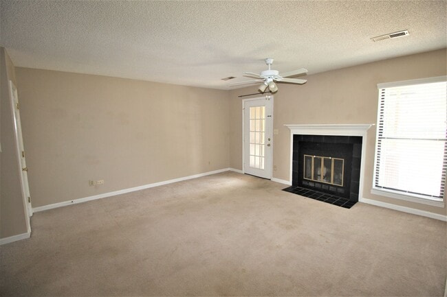 Photo - Move In Special: 1/2 Off 1st Month's Rent! Unidad D