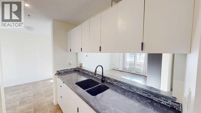 Photo - 10405-10499 99 St