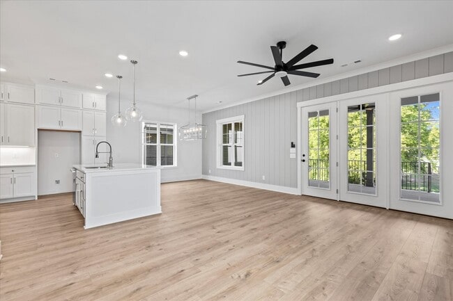 Photo - 321 Old Shackle Island Rd