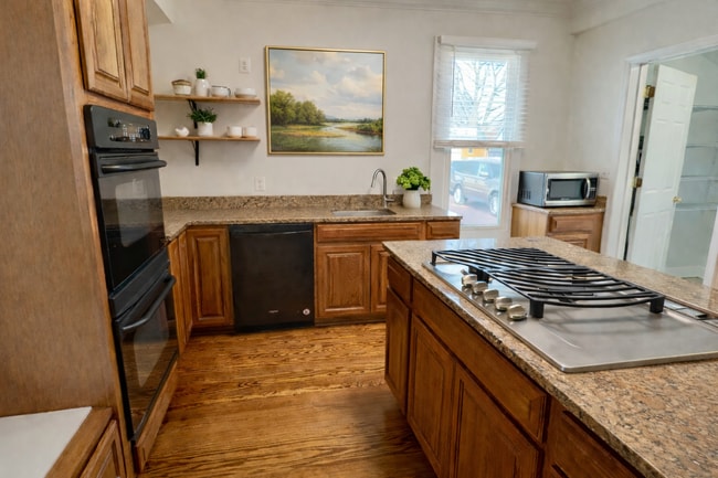 Photo - 625 Goldsborough St