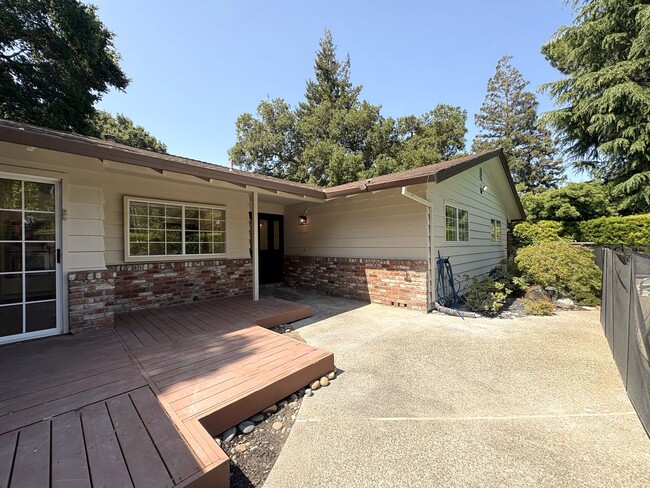 Stunning 4-Bedroom Home with Pool, Solar P... - Stunning 4-Bedroom Home with Pool, Solar P...