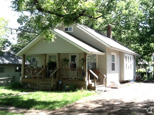 Building Photo - You'll love this 3-BR American Bungalow! Rental