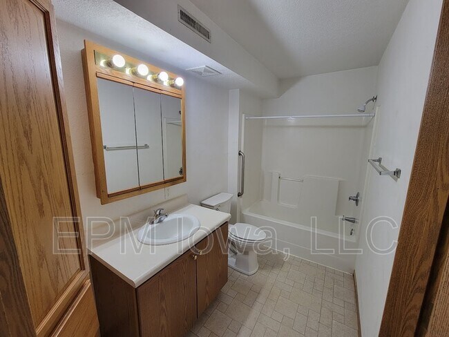 Photo - 619 Johnson St