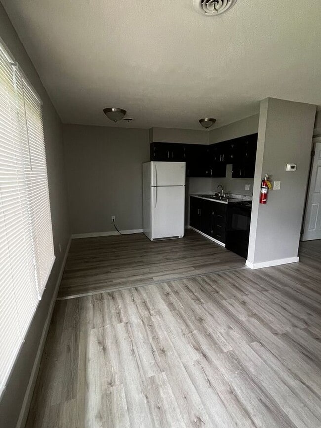 Building Photo - Now Leasing Renovated 1-Bedroom Apartment Homes at Parkway Apartments