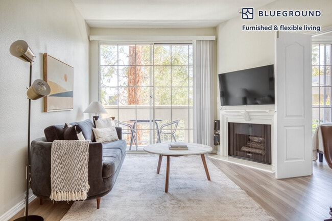 Building Photo - 114 N Doheny Dr Rental