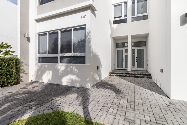 Photo - 2475 NE 135th St