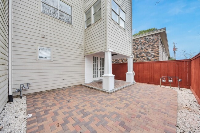 Building Photo - 2314 Dorrington St Unit C