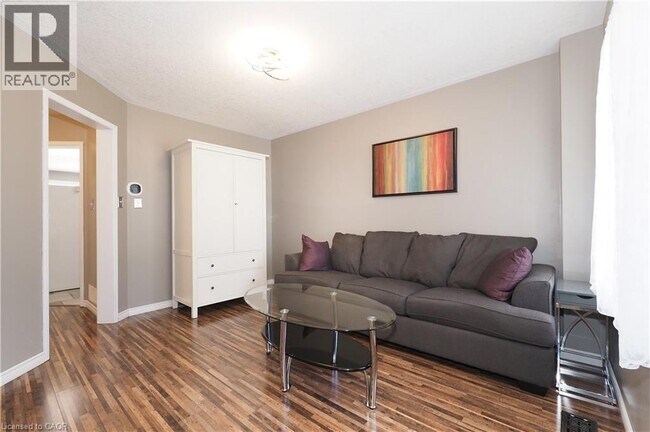 Photo - 98 Langlaw Dr