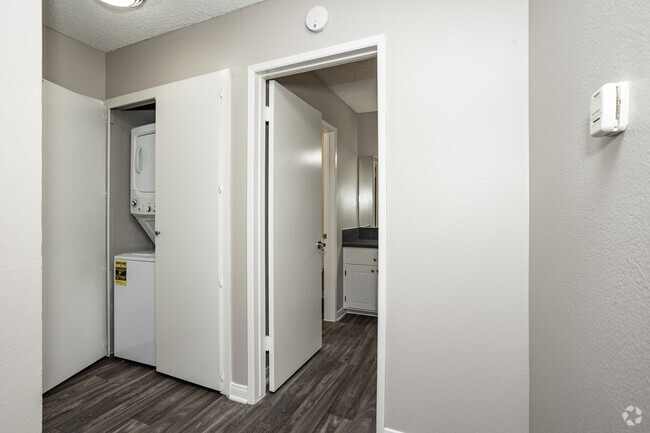 1BR, 1BA - 720SF - Laundry