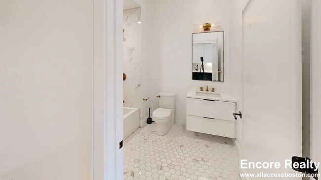 Photo - 50 Leo M Birmingham Pkwy Unidad 611