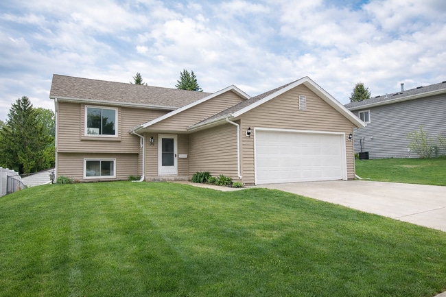Building Photo - Updated Bamber Ridge Split-Level with Fenced Yard