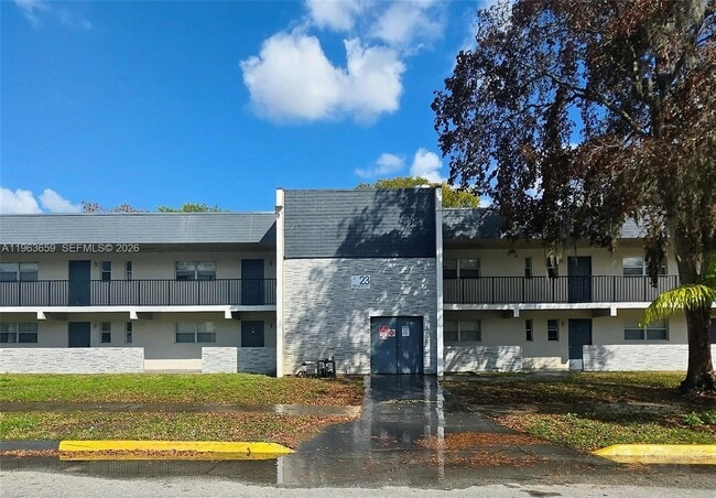 Building Photo - 7925 Fairview Dr Unit 206