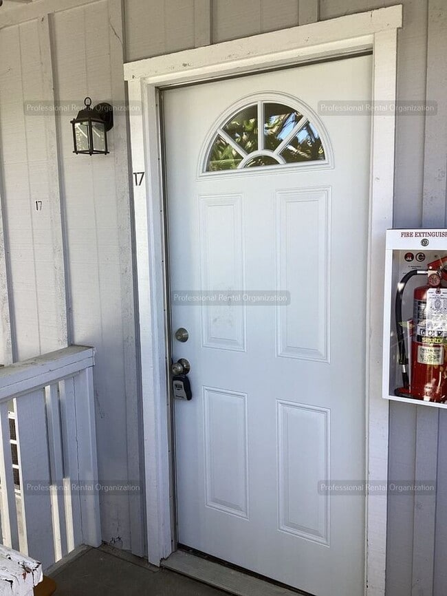 Building Photo - Upper level 1 bedroom newly remodel walking distance to downtown