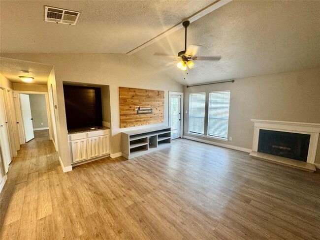 Building Photo - 1202 Thorpe Ln Unit 304 Rental