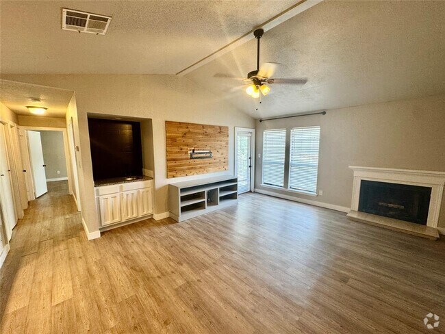 Building Photo - 1202 Thorpe Ln Unit 304 Rental
