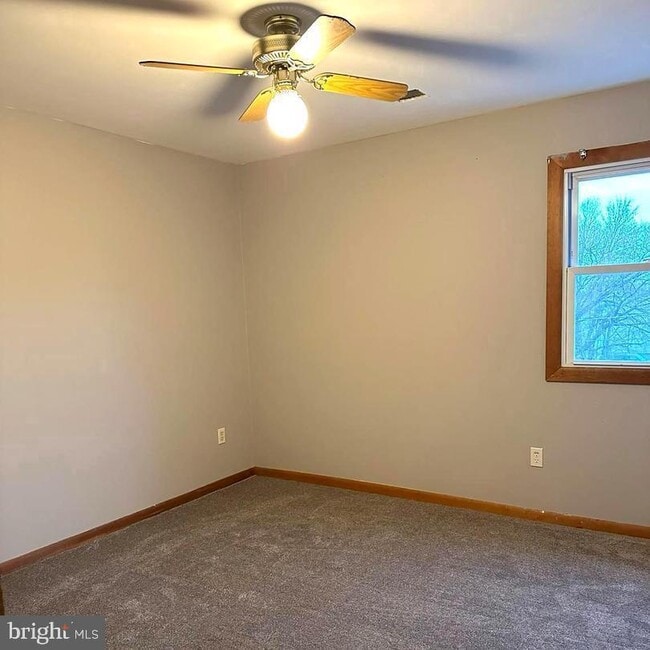 Building Photo - 31 Logan Ave Unit 3RD FLOOR