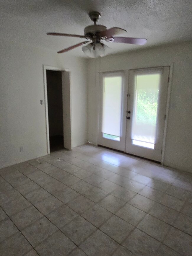 Photo - 923 Eikel St