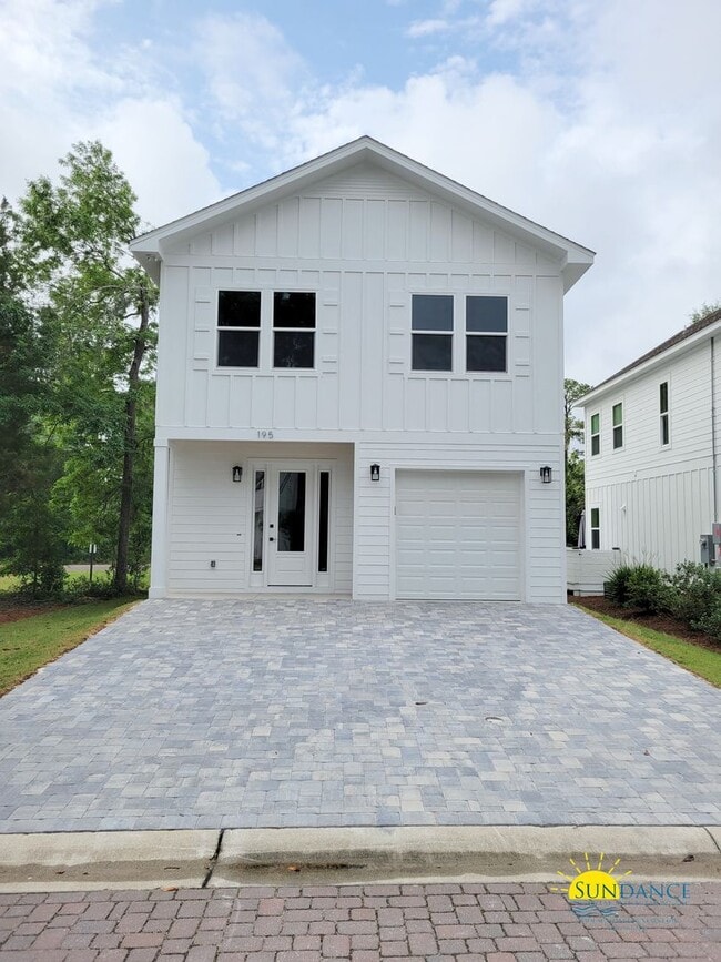 Building Photo - Stunning 3 Bedroom Home in SRB!