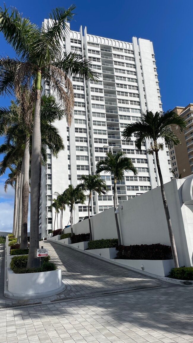 Photo - 1904 S Ocean Dr Unidad # 1107S
