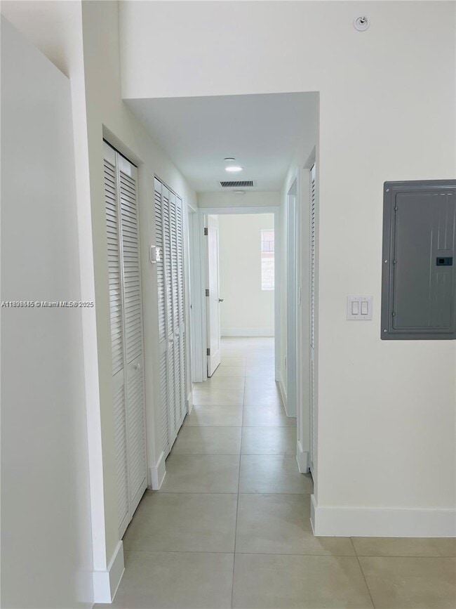 Photo - 310 E 7th St Unidad 202-204