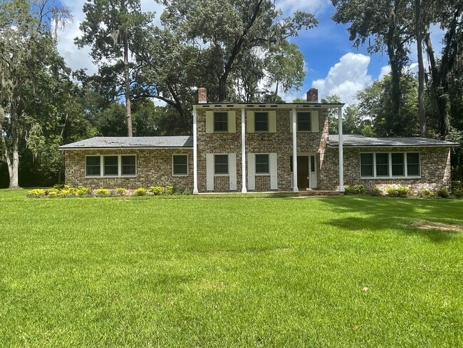 Building Photo - Stunning 3-Bedroom, 2-Bathroom Home with A...