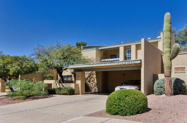 Building Photo - Large Three Bedroom Townhouse