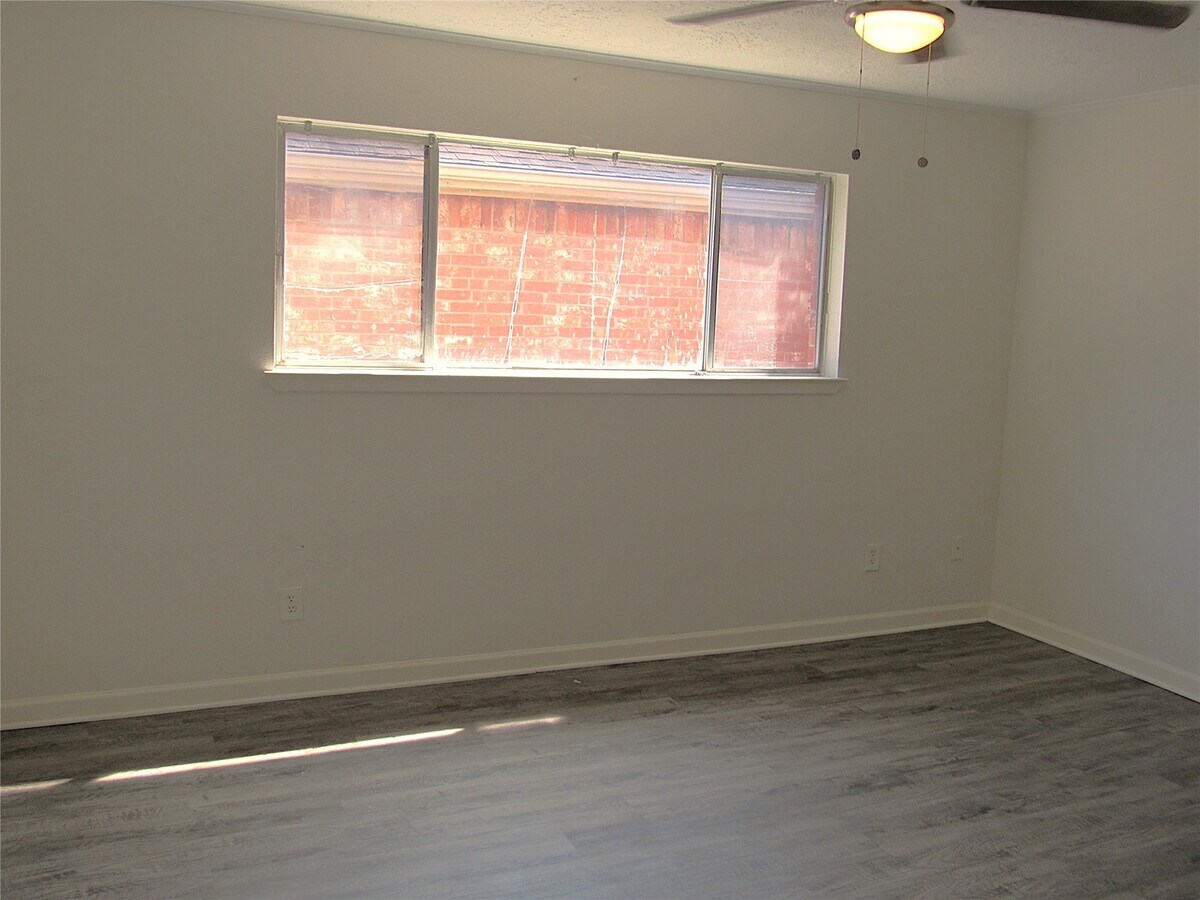 Photo - 18831 Droitwich Dr