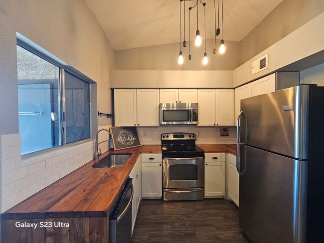 Photo - FREE RENT INTERESTED?? Welcome nearly new, updated single-level patio home