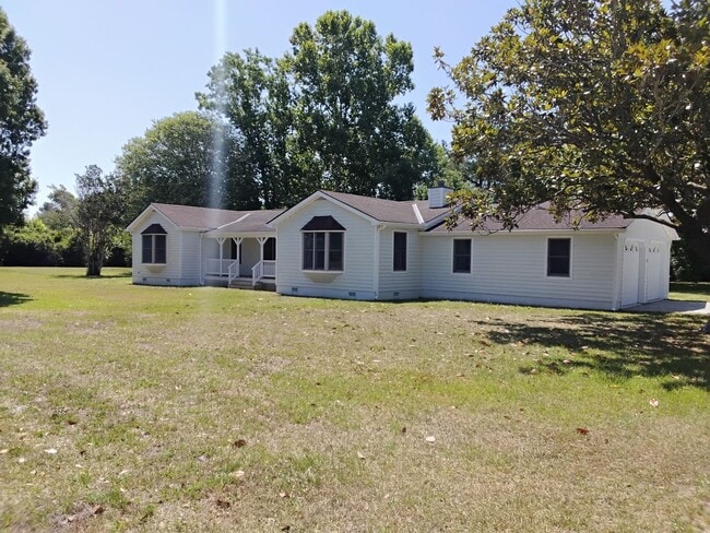 Building Photo - Newport home on Big lot!