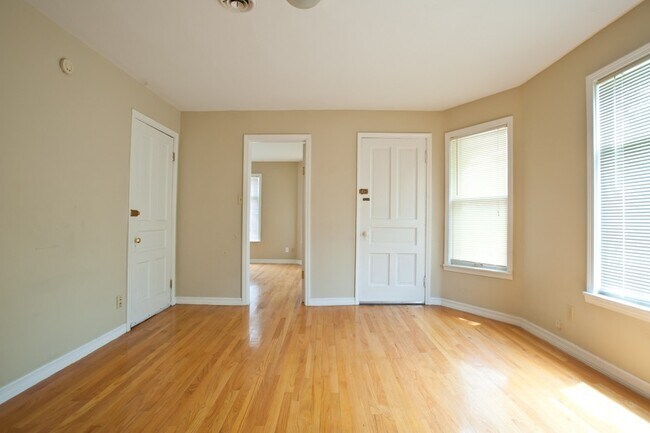 Photo - 8/1-$1745 – 3 BR with Laundry, Upper Flat Close to Lakefront and UWM - 2431 N Farwell Unit 2431-Upper