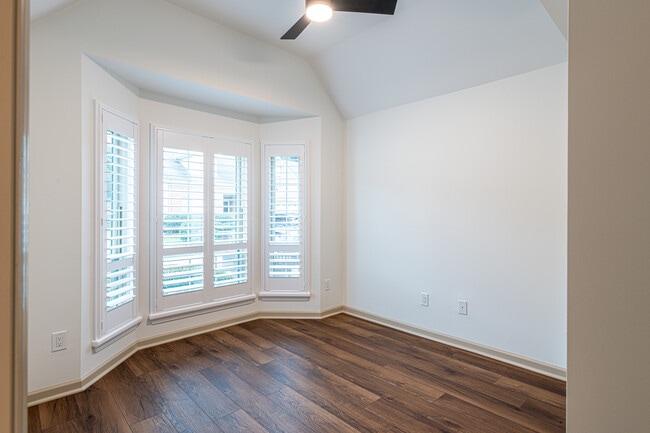 Photo - 632 Applegate Ln