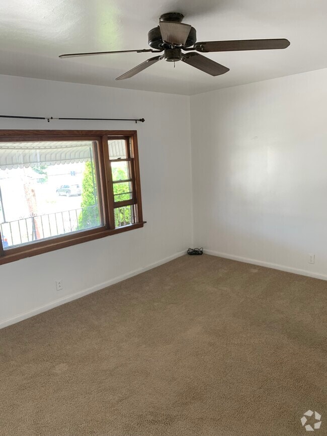 Building Photo - 125 Shanley St Unit Upper Rental