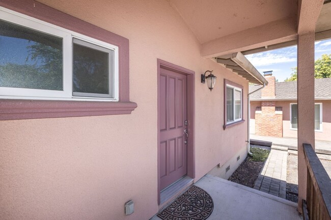 Updated 2 Bed, 2 Bath Cottage w/ In Unit L... - Updated 2 Bed, 2 Bath Cottage w/ In House Unit L...