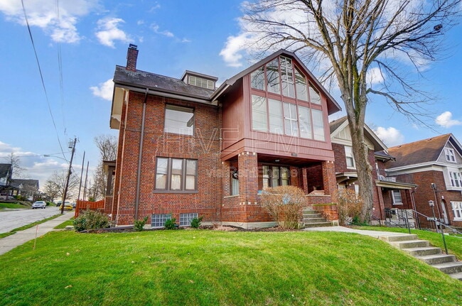 Building Photo - 2881 Observatory Ave Unit 2