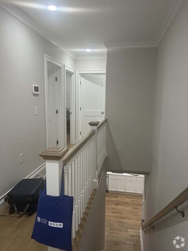 Building Photo - 14 Mount Hood Rd Unit 1 Rental
