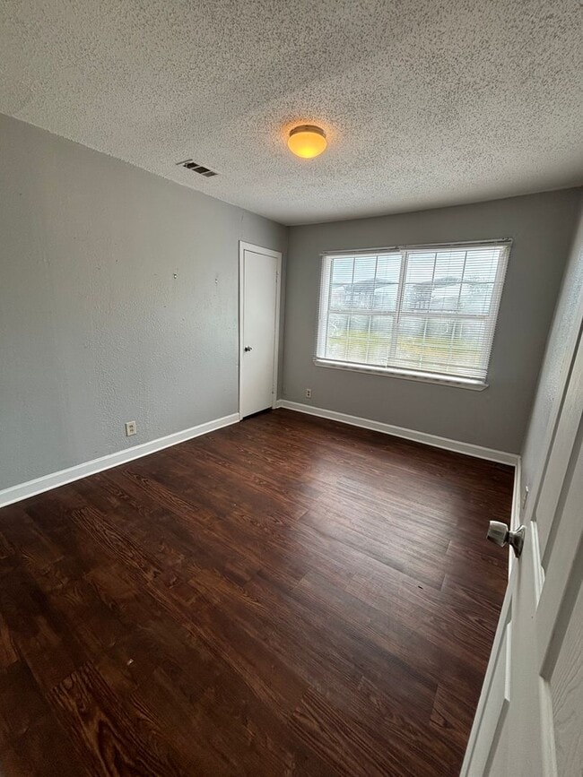 Photo - 1520 James St