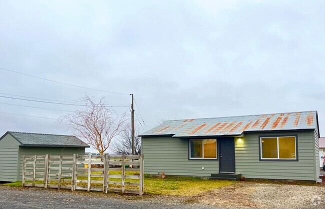 Building Photo - Cute newly renovated 2 bed 1 bath home for...