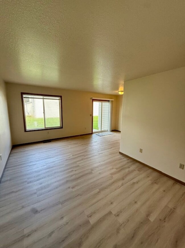 Building Photo - Charming 3 Bed, 1.5 Bath Unit in the Heart... Rental