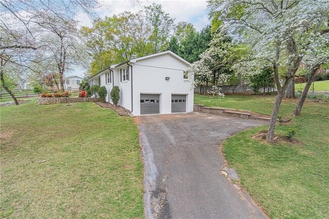 Photo - 194 Melanie Ln