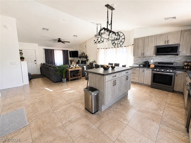 Photo - 493 Chelsea Dr