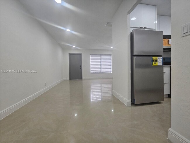 Building Photo - 700 NE 46th Ct Unit 2