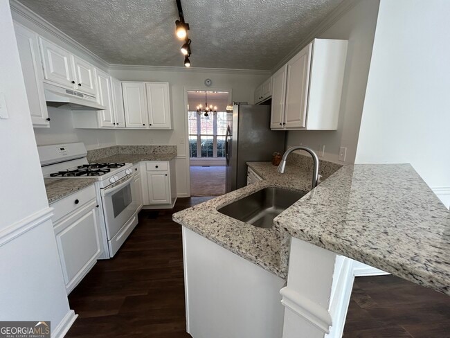 Photo - 2022 Whitfield Ln