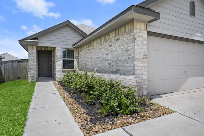 Photo - 843 Deerhurst Ln