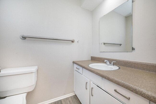 Photo - 221 N Oak Dr